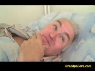 Nonno maga scopata un bello bruna infermiera dando pompino
