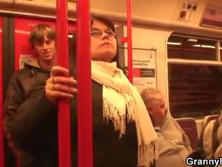 Han picks upp bystiga ung kvinnlig i den metro