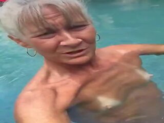 Pervertito nonnina leilani in il piscina, gratis adulti clip 69 | youporn