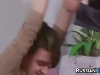 Російська бабуся насолоджуючись a молодий хуй
